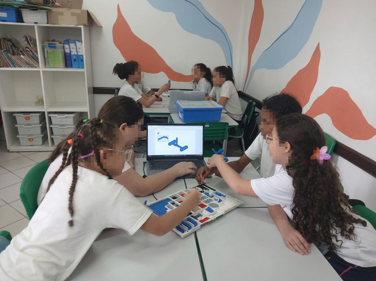 Alunas em atividade pr&aacute;tica do projeto STEAM na AFESU