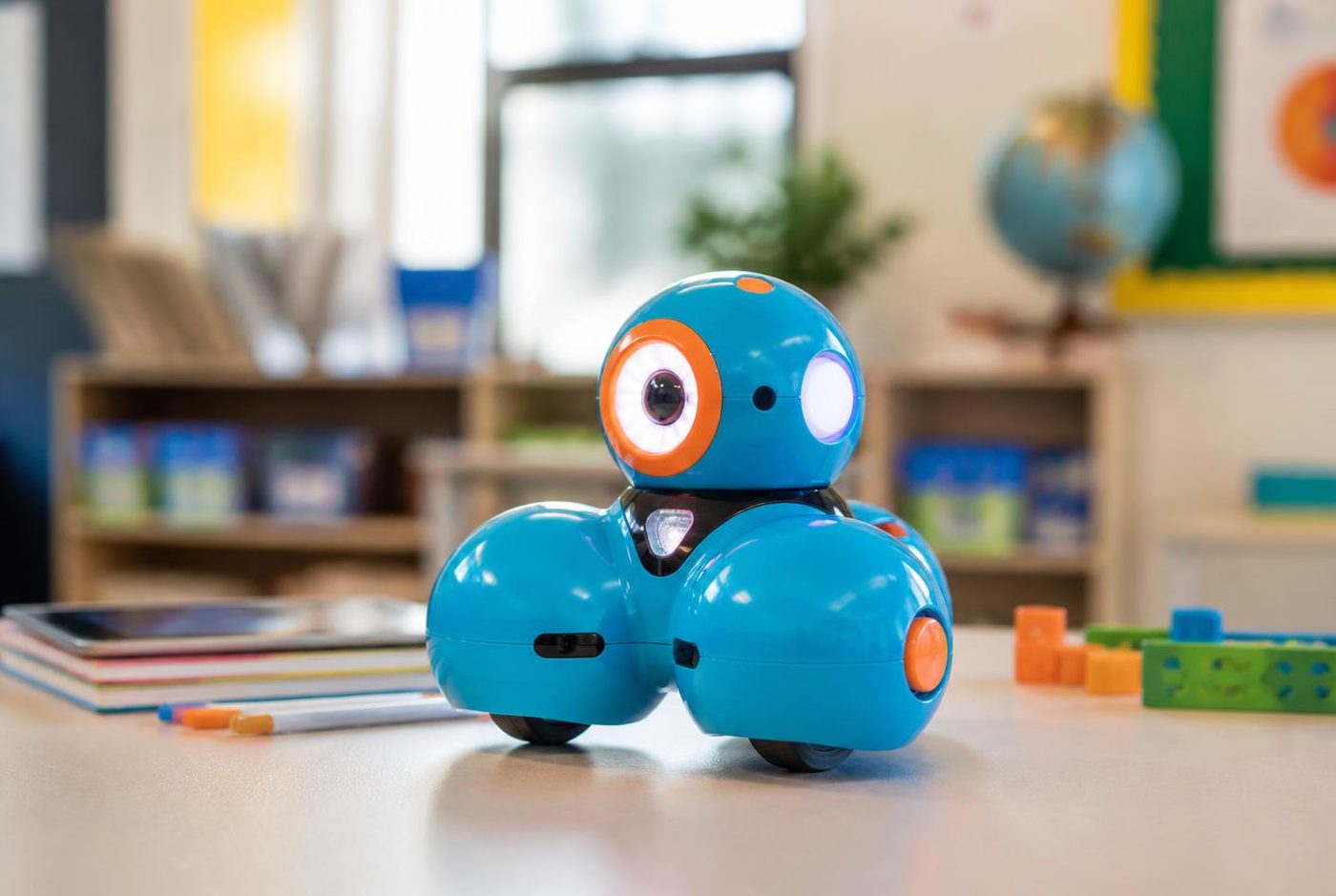 Robô Dash em uma sala de aula
